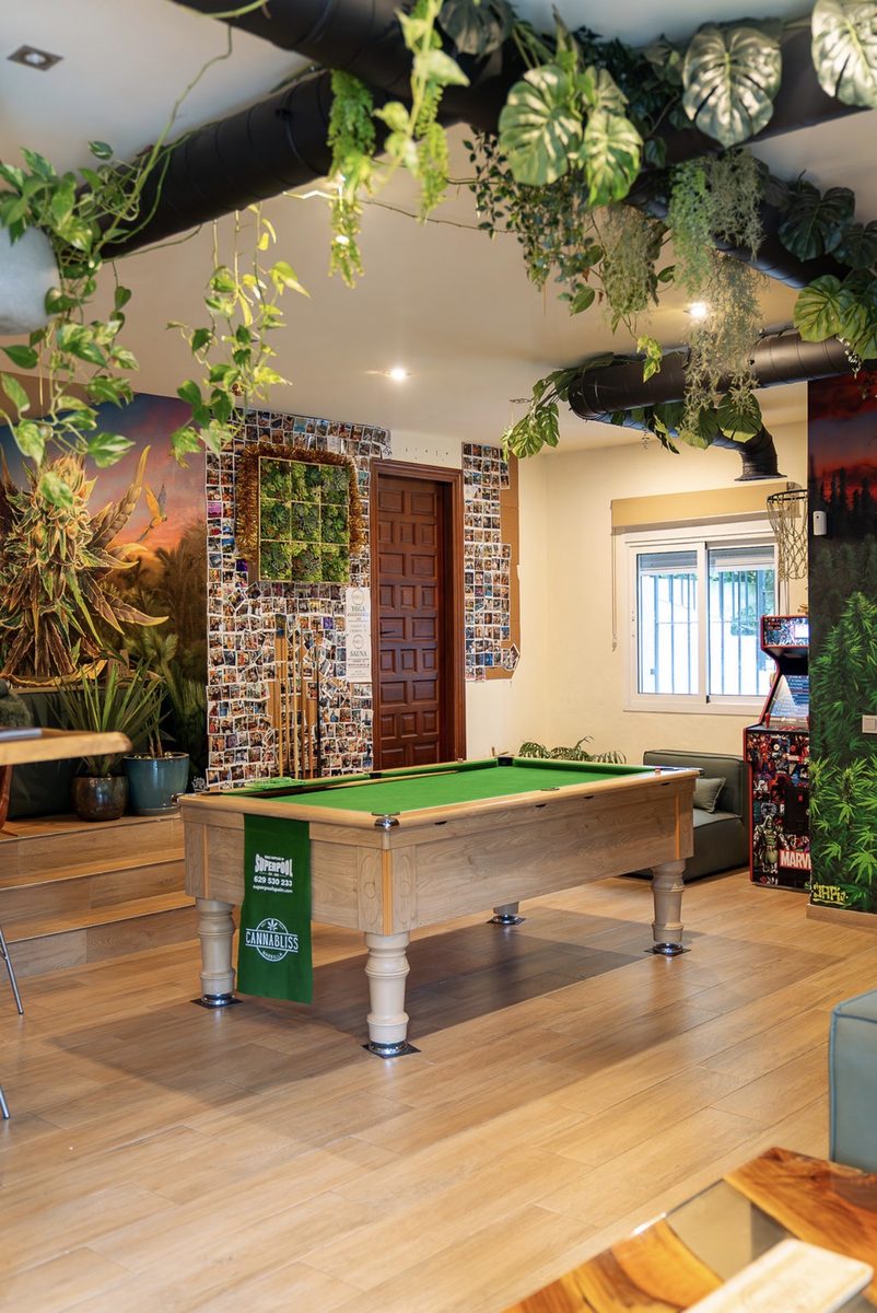Pool table and arcade machine in Cannabliss games room