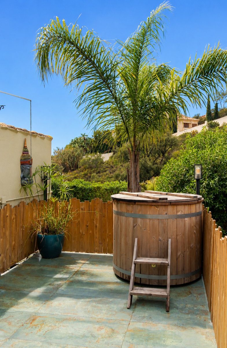 Wooden barrel ice bath